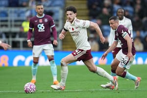 Arsenal va por un paso clave para acercarse al título en la Premier League