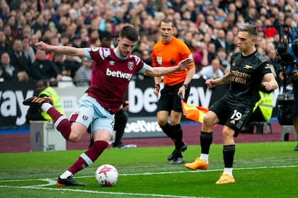 Declan Rice, de West Ham, domina el balón ante Leandro Trossard