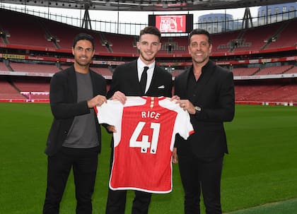 Declan Rice, nuevo refuerzo de Arsenal; a su derecha, el entrenador Mikel Arteta