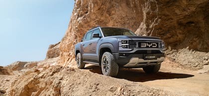 Declara una capacidad de carga de solo 835 kg, evidenciado su enfoque hacia el confort