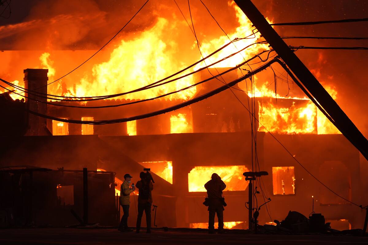 Declaran incendio en Hollywood Hills y otros fuegos arden sin control en la zona de Los Ángeles - LA NACION