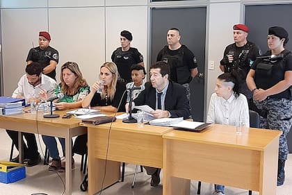 Las acusadas y la defensa oficial en una de las audiencias del juicio