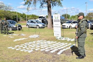 Una camioneta embistió a gendarmes, pero fue interceptada cuando trasladaba bloques de cementos rellenos de cocaína