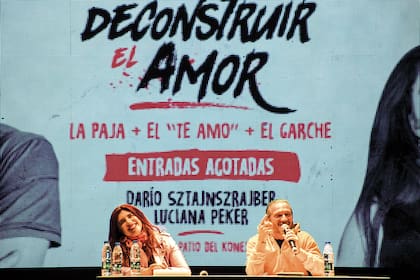 Deconstruir el amor, espectáculo que comparte con la periodista Luciana Peker. 