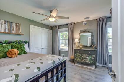 Decoración temática en cada habitación: la "Folklore Bedroom" se distingue por su cómoda pintada a mano y detalles inspirados en el álbum.