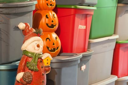 Decoraciones de temporada de un solo uso, como luces navideñas o adornos de Halloween, no deben ocupar espacio en el armario (Foto Canva)