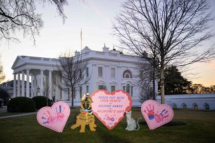 Decoraciones del Día de San Valentín en el Jardín Norte de la Casa Blanca en Washington, Estados Unidos