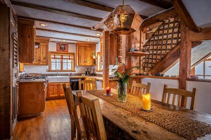 Decoradas con buen gusto, las cabañas están llenas de artefactos y muebles únicos. Las ventanas ofrecen magníficas vistas de las montañas y los bosques circundantes.