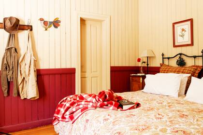 Decorados con un estilo clásico, los cuartos tienen paredes revestidas con machimbre pintado en distintos tonos, haciendo composé con la ropa de cama.