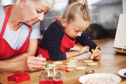 Decorar galletitas con los chicos es una buena forma de arrancar el Día del Niño