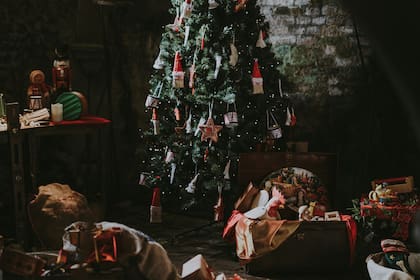 Decorar y armar el árbol de Navidad es un símbolo de prosperidad (Unsplash)