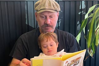 Es dibujante, tiene un hijo con Síndrome de Down y cuenta sus experiencias a través del arte