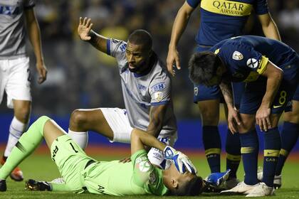 Dedé reclama atención para Andrada, que en el piso se lamenta luego del choque con el jugador brasileño