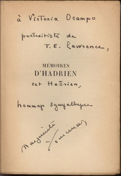 Dedicatoria de Yourcenar a Victoria Ocampo en el ejemplar "Mémoires d'hadrien"
