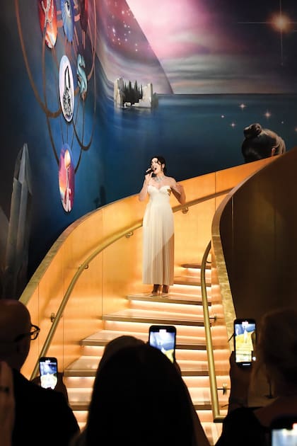 Dee Roscioli entonó “Don’t cry for me Argentina”, en el lobby, donde está The Sefirotic Journey, el mural que realizó el argentino Diego Gravinese