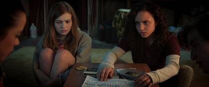 Deena (Kiana Madeira) y Sam (Olivia Welch) son las protagonistas de la primera parte de la trilogía, La calle del terror: 1994 que se estrena este viernes 2 de julio en Netflix.