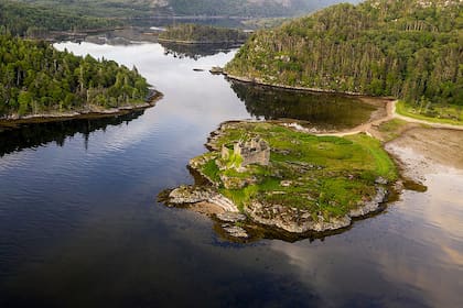 Deer Island (isla de los ciervos), o Eilean an Fheidh, está en Loch Moidary en las tierras altas del Oeste, en Escocia, a 72 kilómetros de Fort William.