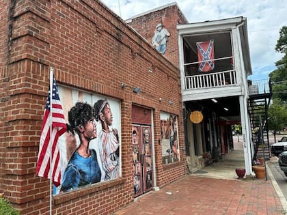 Deercreek Gun Shop está ubicada junto a una tienda de recuerdos confederados