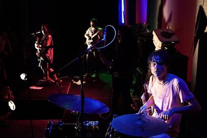 Deerhoof en el teatro Colón