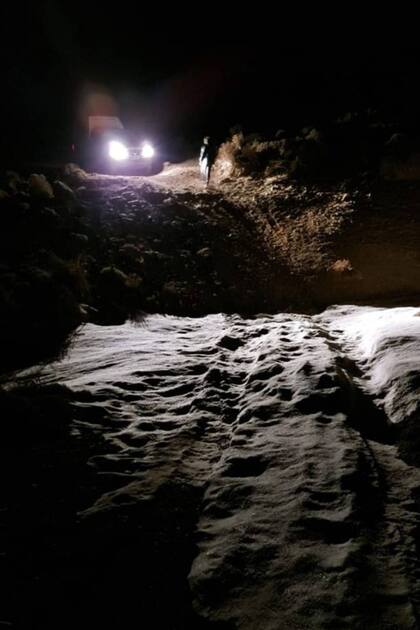 Defensa Civil llegó a rescatar al hombre que permanecía en la camioneta en la madrugada del miércoles