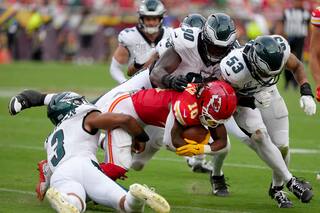 Defensa de Eagles brilla en repetición del Super Bowl al vencer 20 a 17 a Chiefs
