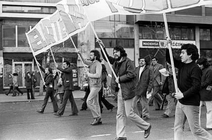 Defensor del "socialismo a la chilena", Víctor Jara se volcó con el gobierno de Unidad Popular, como en esta manifestación en apoyo de Salvador Allende el 4 de septiembre de 1973, posiblemente su última fotografía