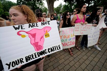 Defensores del derecho al aborto se reúnen frente a la Cámara de Representantes de Kansas el 24 de junio de 2022 en Topeka, Kansas, para protestar contra el fallo de la Corte Suprema de Estados Unidos que hizo ilegal el aborto