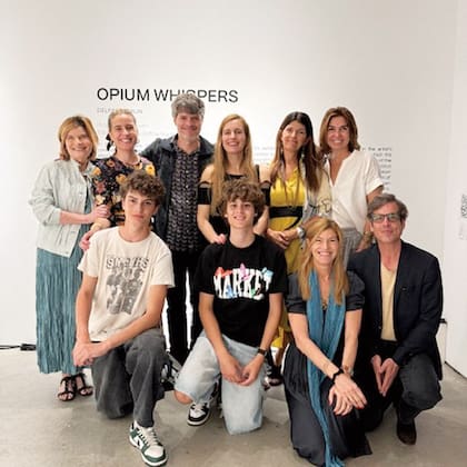 Defina Braun, Edo y Delfina Muniz Barreto, rodeados por parientes e íntimos: Teresa Correa Ávila, Mariana Costantini, Teodelina Detry (casada con Sebastián Braun, hermano de Delfina), Lucio y Theo Costantini, Soledad Costantini (la mamá de Delfina Muniz Barreto) y el productor musical Nelumbo.