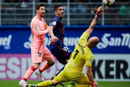Definición clásica: Messi ya picó la pelota y marca el 2-1 parcial contra Eibar