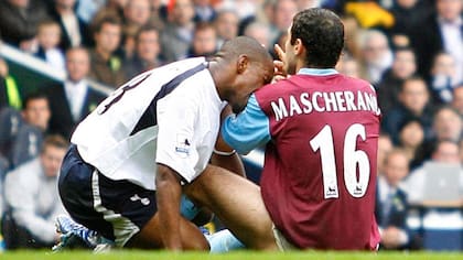 Defoe muerde a Mascherano en pleno partido