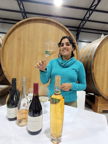 Degustación de las variedades de vinos en el interior de la bodega chubutense.