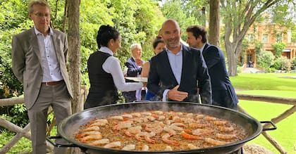 Degustando una paella junto al embajador de Suecia