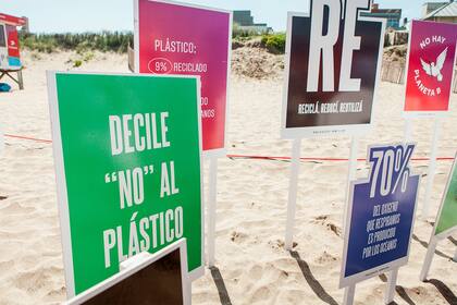 "Dejá solo tus huellas en la playa" es el lema bajo el cual Santander propone reciclar productos plásticos desechables a cambio de premios
