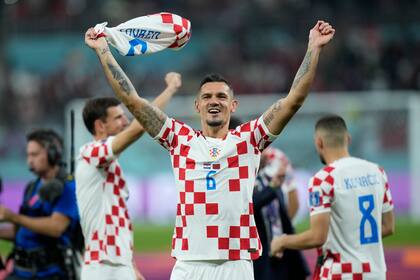Dejan Lovren celebra el tercer puesto de Croacia, conseguido con un 2-1 sobre Marruecos; el defensor negó que los cantos en los festejos fueran fascistas.