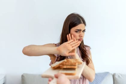 Dejar de comer es una de las señales que pueden alertar un TCA (Foto Pexels)
