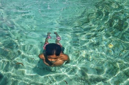Dejar el agua de mar o de la pileta durante horas en el pelo es uno de los errores más comunes del verano