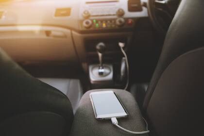 Dejar el teléfono dentro del auto no es una buena idea si el vehículo queda expuesto a los rayos solares