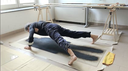 Dejar la huella: en el aula-laboratorio donde hizo la residencia de Bienalsur en Nápoles, el artista imprime en humo sobre vidrio su propio cuerpo, con ropa de calle