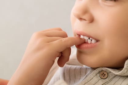 Dejar la onicofagia no suele lograrse únicamente con fuerza de voluntad: el primer paso es tomar conciencia del hábito.