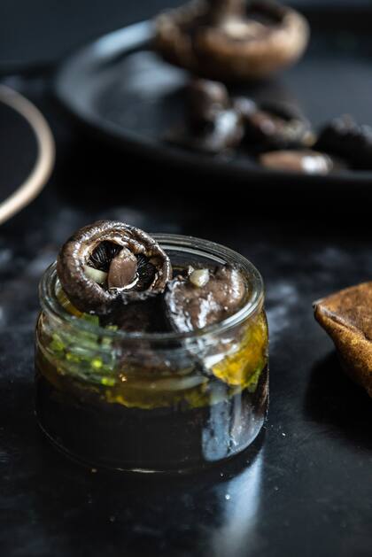 Dejar que los champiñones se cultiven a temperatura ambiente durante 48 horas. Enfriar y mantener por hasta 1 mes en la heladera.