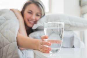 Los beneficios ancestrales de dejar un vaso de agua al lado de la cama todas las noches