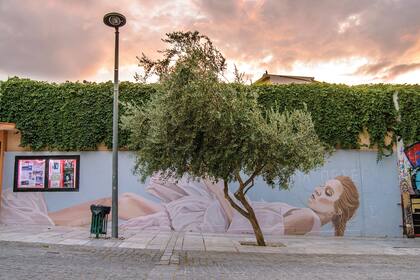 “Dejarse caer”, mural del Dúo Amazonas en Atenas, Grecia.