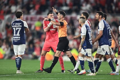 "Dejate de joder", le dice Armani a Arasa cuando el árbitro anuncia que va a revisar la jugada en el monitor