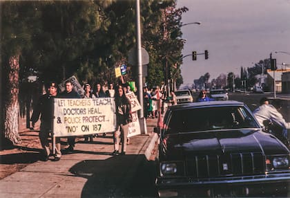 "Dejen a los maestros enseñar, a los doctores curar y a la policía proteger", decía uno de los carteles en la manifestación. Foto: David Prasad, Flickr
