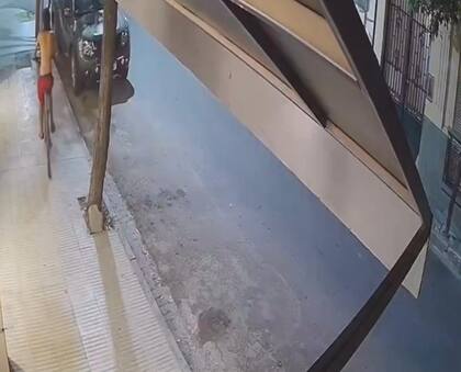 Dejó a su compañero frente al local y se aleja pedaleando, en un aparente intento de despistar a cualquier posible testigo.