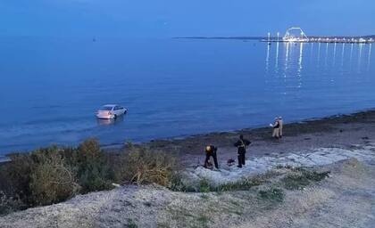 Dejó el auto estacionado, le falló el cambio y terminó en el mar