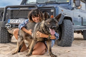 Dejó su trabajo y a su novio, adoptó un perro y se mudó a una 4x4 para viajar por el mundo