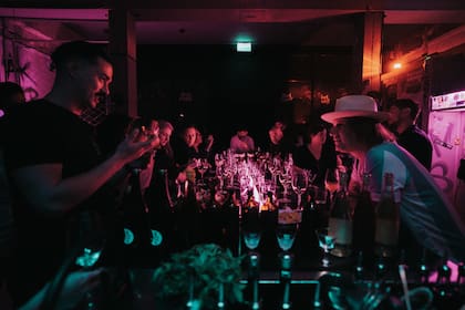 Del 15 al 19 de febrero, Tres Monos, el bar palermitano reconocido como el Mejor bar de América del Sur y en el puesto número 10 del World’s 50 Best Bars 2025, sale a la calle con una celebración que combina el carnaval, la coctelería y la vida barrial