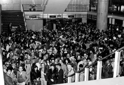 Del 8 al 13 de Mayo de 1984, los espectadores llenaron la sala Martín Coronado y Casacuberta para ver, respectivamente, Misterio buffo y Tutta casa, letto e chiesa. La mayoría de las funciones convivieron con manifestaciones de protesta e incidentes adentro de la sala