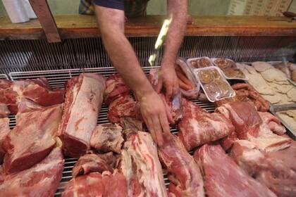 Los supermercados del interior además criticaron haber quedado afuera de los acuerdos para vender cortes de carne a precios populares. "Nuestro sector quedó afuera de los convenios, registrándose una falta de abastecimiento de los cortes de carne a precios populares", señalaron en un comun